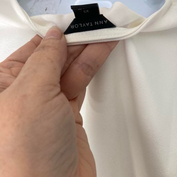 Ann Taylor Cream Cuffed Sleeve Fitted Blouse XS - Picture 3 of 3